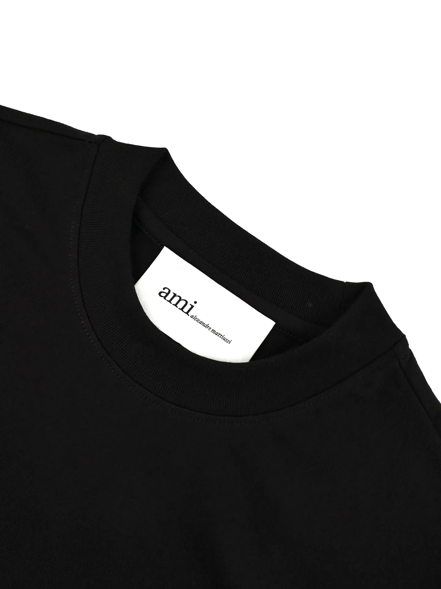 Ami Paris logo embroidered short sleeves. Customized high-count densely spun cotton. Soft and delicate, comfortable and skin-friendly. The jet black background is like the night color on the body. The extremely restrained color tone demonstrates an effortless sense of luxury. The love logo on the chest is embellished with rough particles. The AMI embroidery of the same color on the back quietly echoes. The French romance is hidden in the details. Low-key but highly recognizable. Use minimalist brushwork to outline a luxurious and relaxed state. Process 1: Use imported machine embroidery process Use advanced computer control systems and precision mechanical components to realize Ami logo and letter embroidery operations with high precision and smooth and delicate lines. Process 2: The fabrics have been fermented and washed for better hand feel. Not easy to deform, not easy to shrink, not easy to fade, and maintain long-term beauty. Accessories: Customized 1:1 Ami trademark. Version: Loose version. Size: S M L XL. Style number: BB 820.